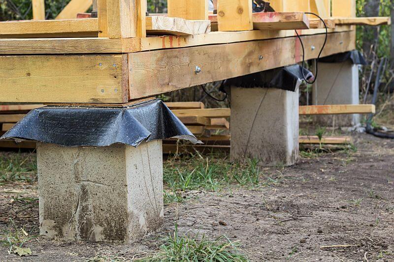 crawl-space-zalozeni-nad-terenem-betonove-sloupy-143143508