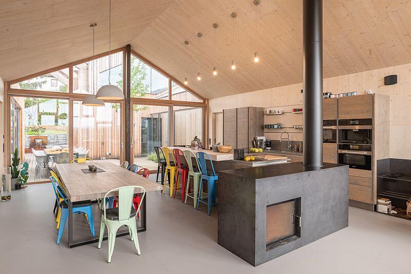 moderni-prosklena-drevostavba-PALIS-Plzen-krbova-kamna