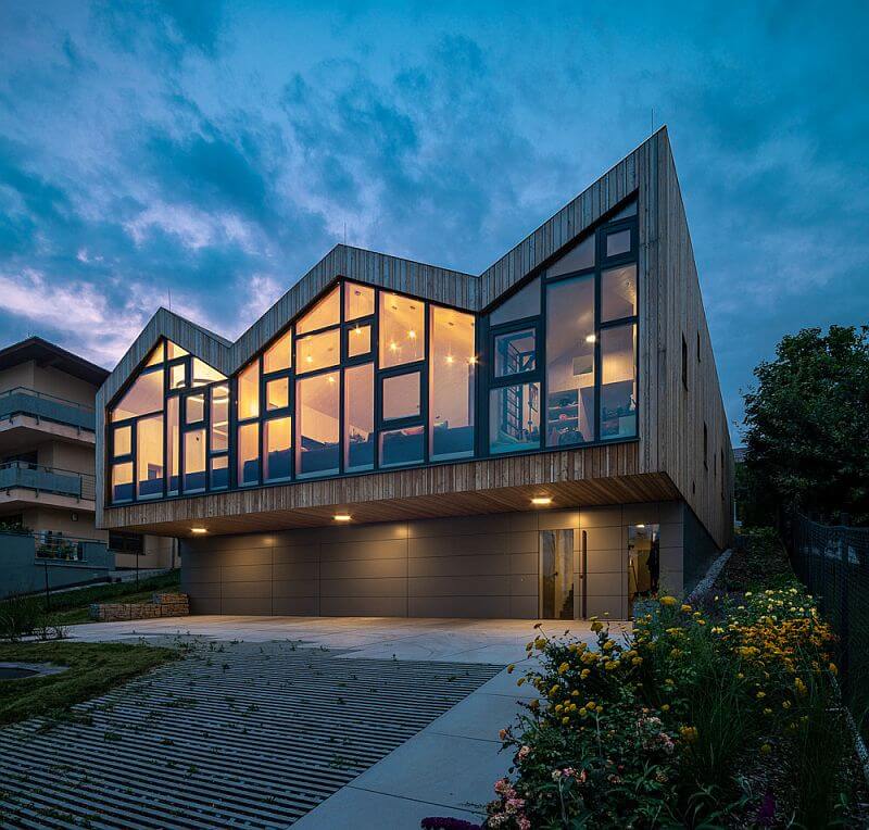 moderni-prosklena-drevostavba-PALIS-Plzen-panorama