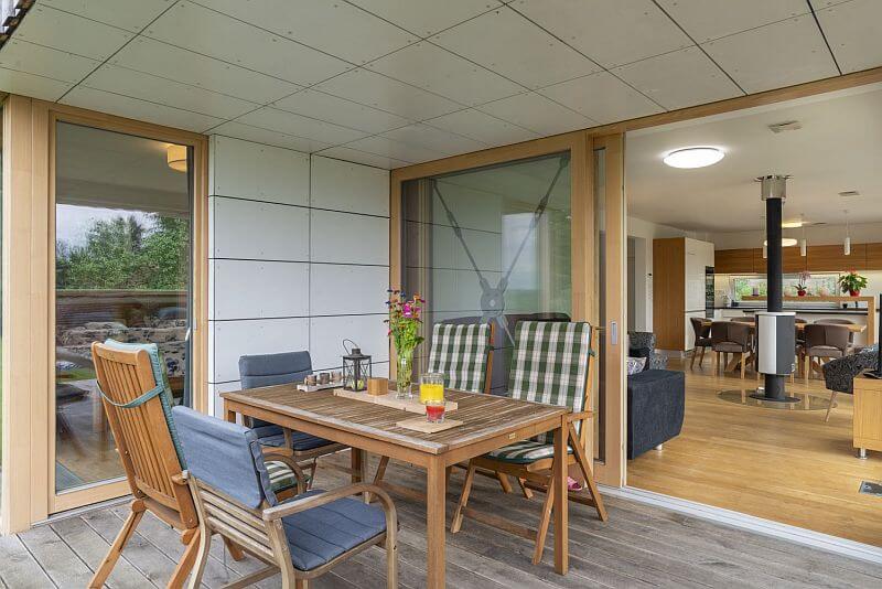 moderni-drevostavba-prodesi-domesi-posezeni-na-terase