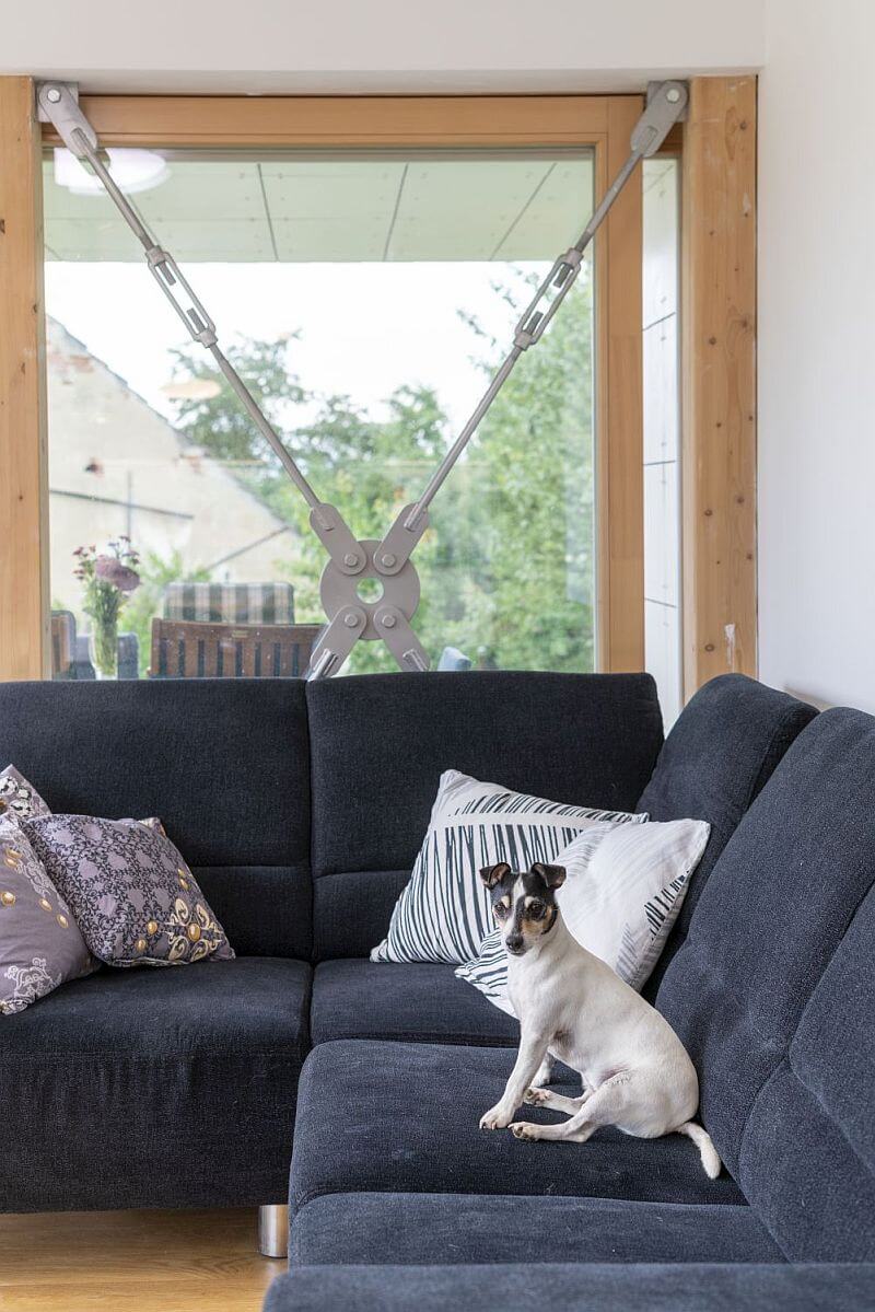 moderni-drevostavba-prodesi-domesi-sedacka-v-obyvacim-pokoji