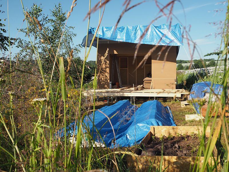 Bouda – malý dřevěný domek z udržitelných přírodních materiálů-realizace