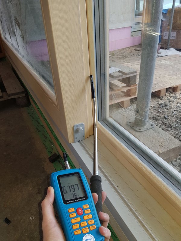 drevoastavby-zkouska-tesnosti-oken-drevostavby