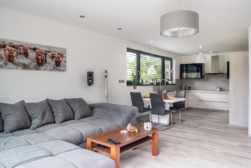 drevoastavby-treti-generace-v-jedne-zahrade-interier-obyvaci-pokoj