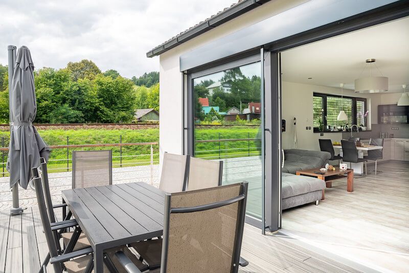 drevoastavby-treti-generace-v-jedne-zahrade-posezeni-na-terase