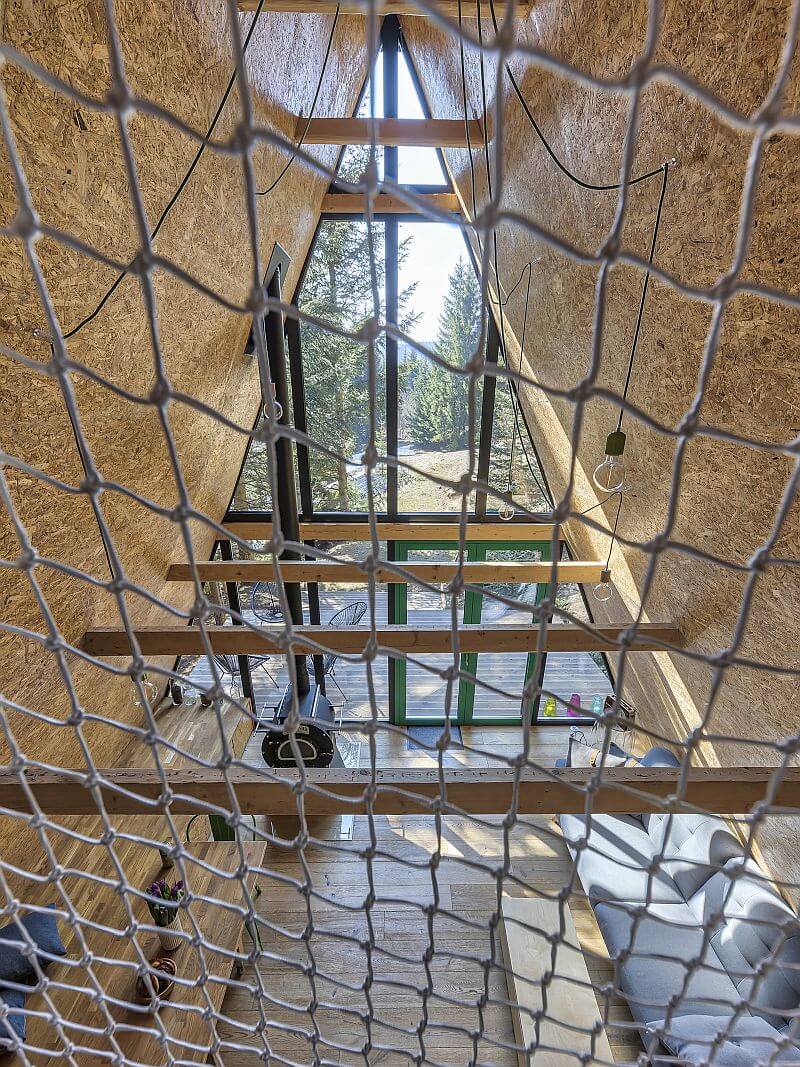 drevena-chata-v-lese-pohled-z-patra