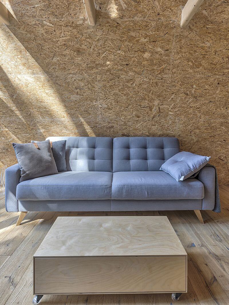 drevena-chata-v-lese-pohovka