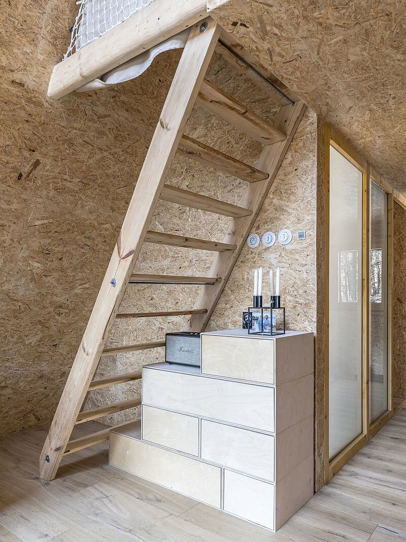 drevena-chata-v-lese-schody-do-patra