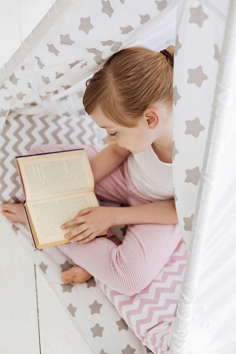 osobni-prostor-je-nutnosti-foto-dreamstime-holcicka-s-knihou