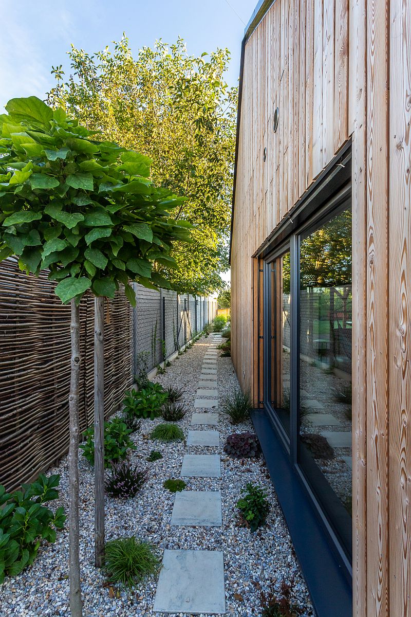 moderni-drevostavba-LUCERN-chodnik-okolo-domu