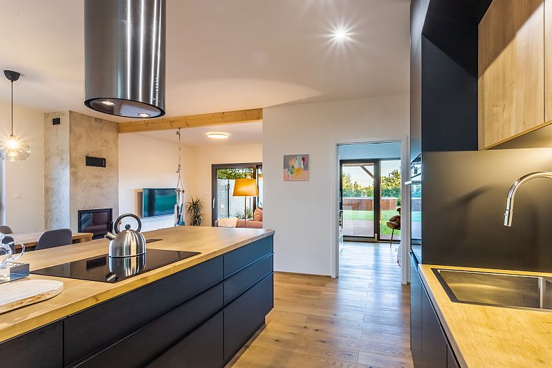 moderni-drevostavba-LUCERN-kuchynska-linka