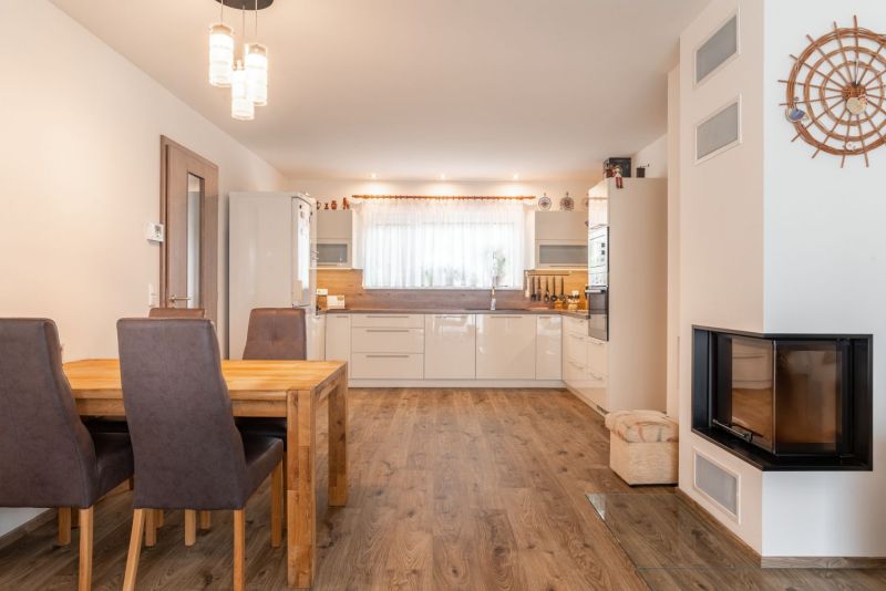 DrevoaStavby-navsteva-bungalovu-interier-1