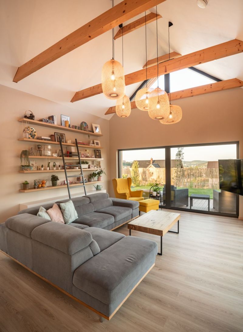 DrevoaStavby-moderni-drevostavba-LUCERN-interier-vyhled-z-obyvaciho-pokoje