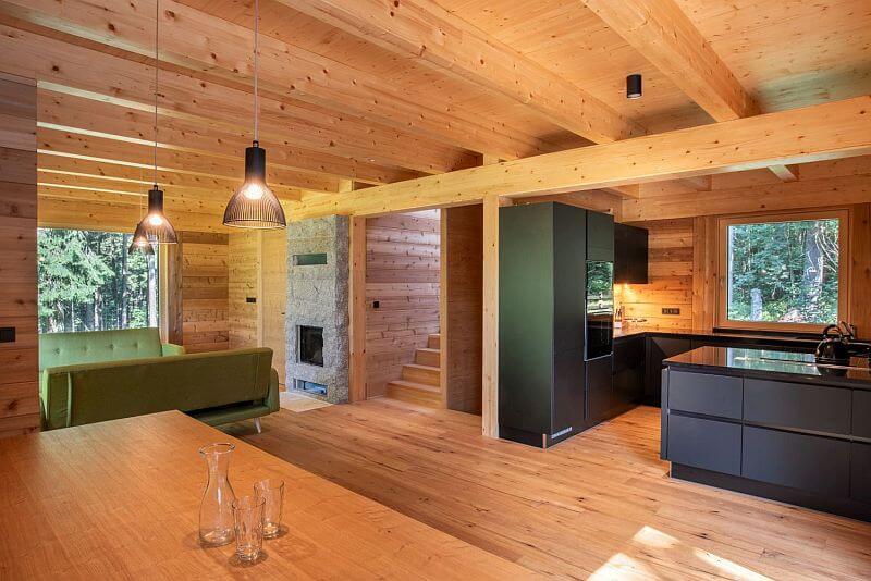 chata-v-lese-obytny-prostor