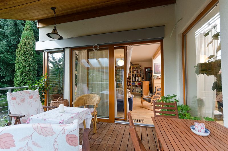 drevostavba-v-zahrade-terasa