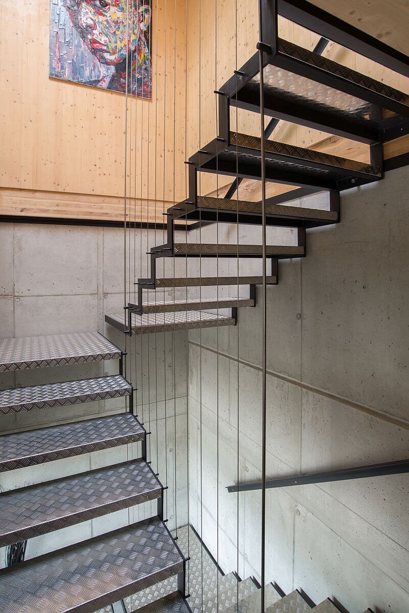 navsteva-domu-ve-svahu-zamberk-interier-schodiste-do-patra