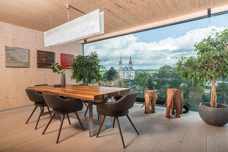 navsteva-domu-ve-svahu-zamberk-vyhled-od-stolu