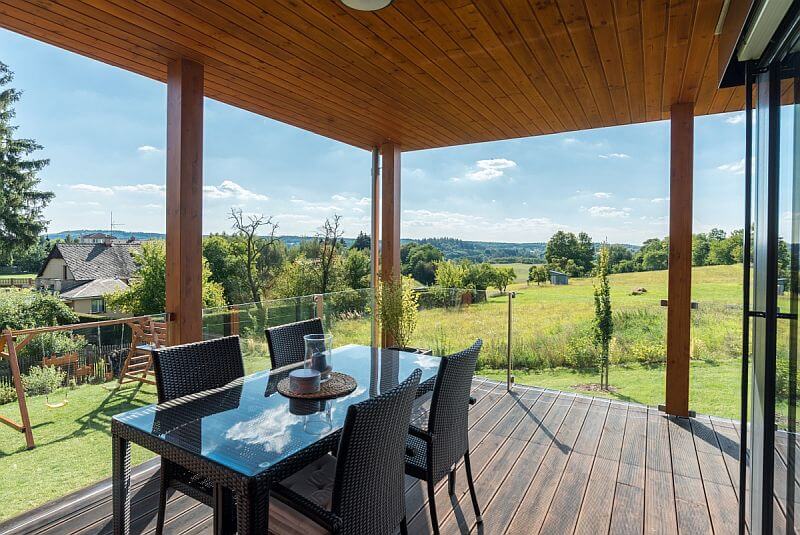 drevostavba-posezeni-na-terase