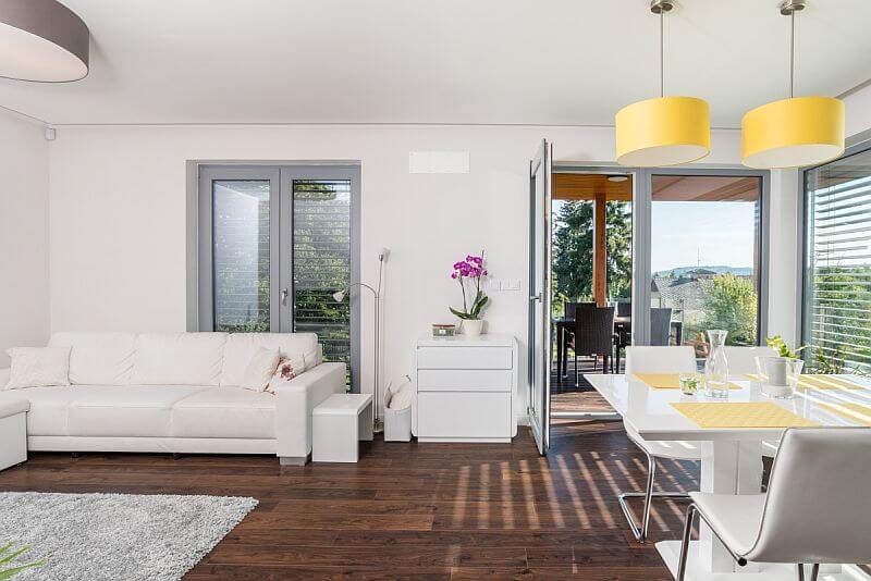 drevostavba-posezeni-se-vstupem-na-terasu