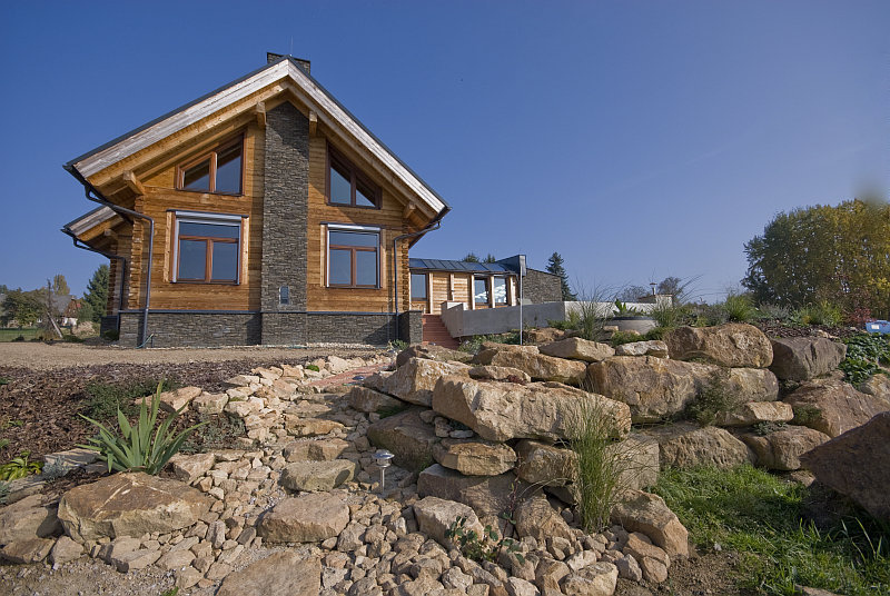 Bartos-roubeny-dum-stit-domu-se-skalkou