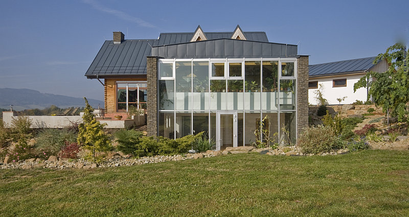 Bartos-roubeny-dum-stit-prosklene-casti