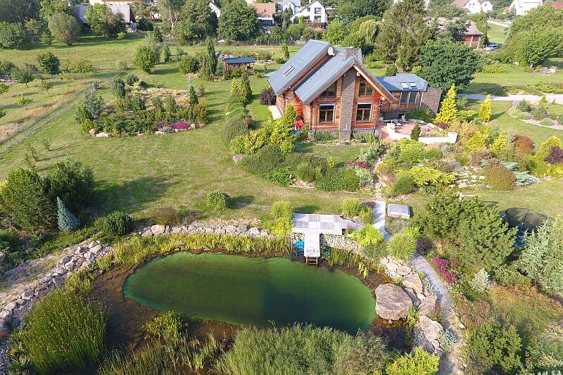 navsteva-drevostavby-ve-spojeni-cedru-skla-a-kamene-bartos-drevostavby-exterier-zahrada-koupaci-jezirko-celkovy-pohled-tinified