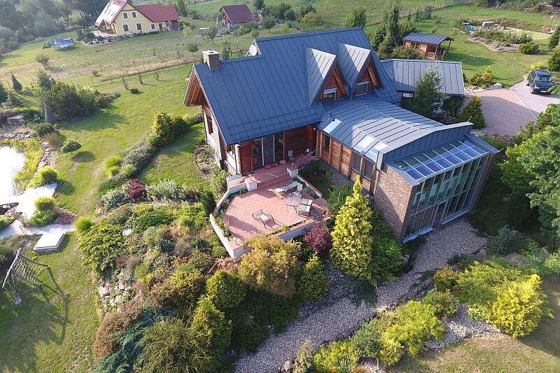 navsteva-drevostavby-ve-spojeni-cedru-skla-a-kamene-bartos-drevostavby-exterier-zimni-zahrada-terasa-celkovy-pohled-tinified