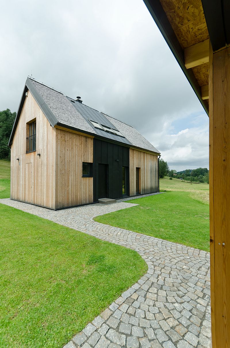 vikendova-drevostavba-chodnik