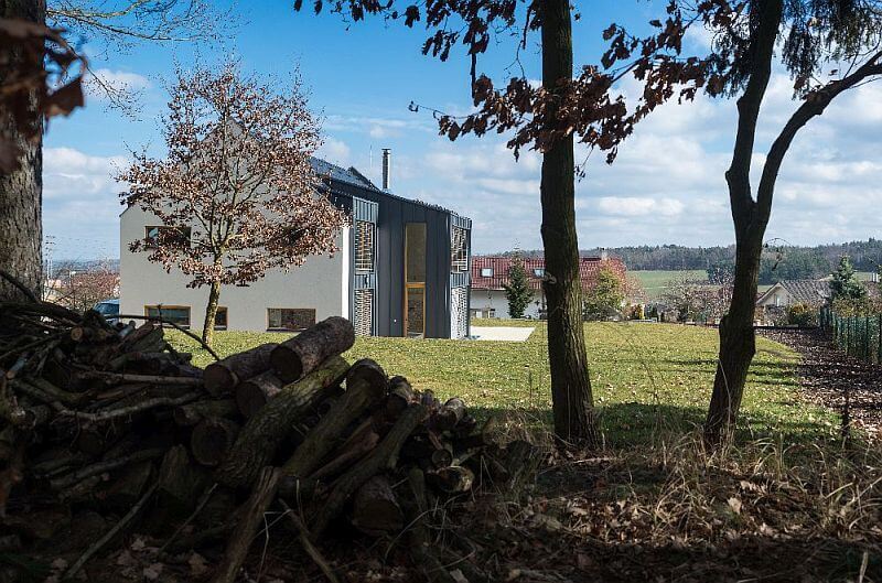 drevostavba-s-lesem-za-zady