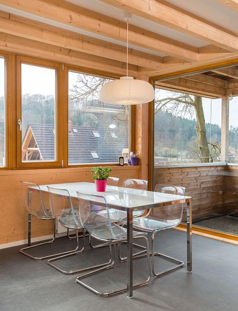 navsteva-Prodesi-.drevostvaba-ve-svahu-jidelni-stul