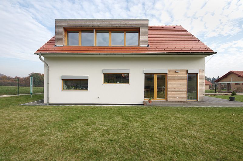 jednoducha.usporna-drevostavba-dum-zezadu