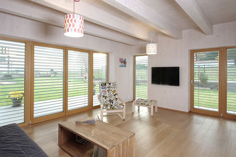 jednoducha.usporna-drevostavba-obyvaci-pokoj