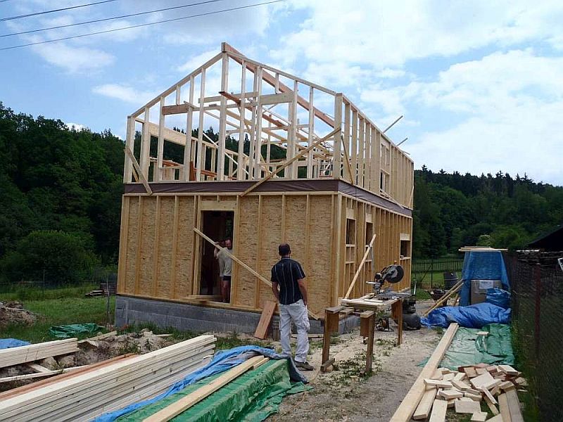 moderni-patrova-drevostavba-na-klic-system-two-by-four-penatus-sestava-svislych-sten