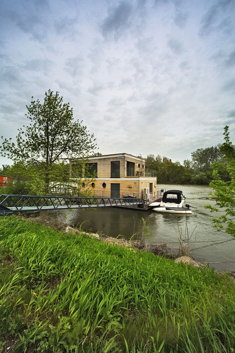 drevostavba-na-vode-houseboat-detail-u-vody