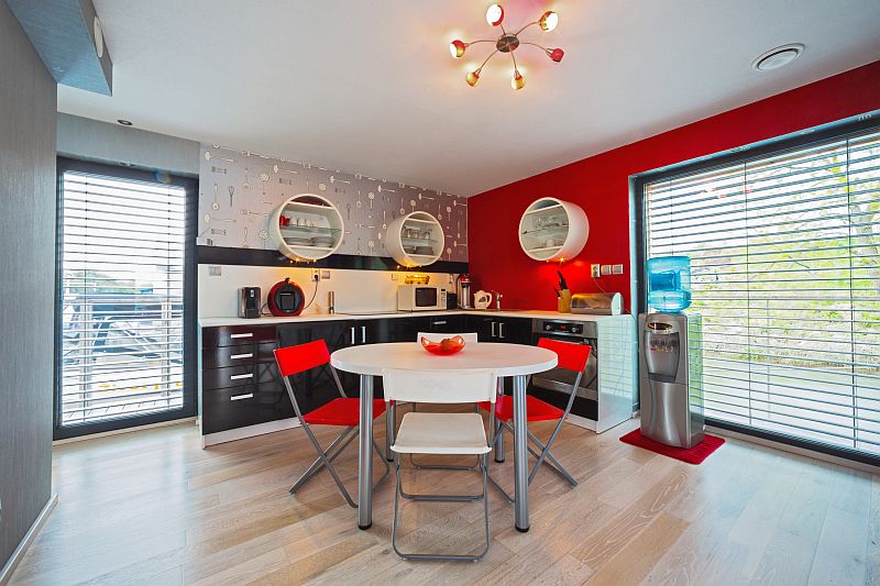 drevostavba-na-vode-houseboat-interier-kuchyn