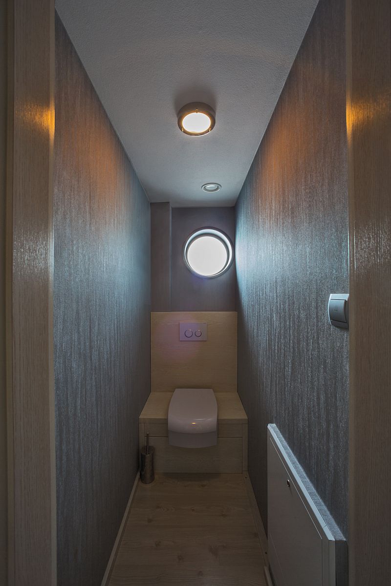 drevostavba-na-vode-houseboat-interier-toaleta
