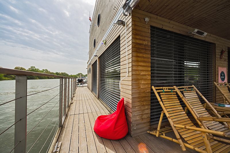 drevostavba-na-vode-houseboat-terasa