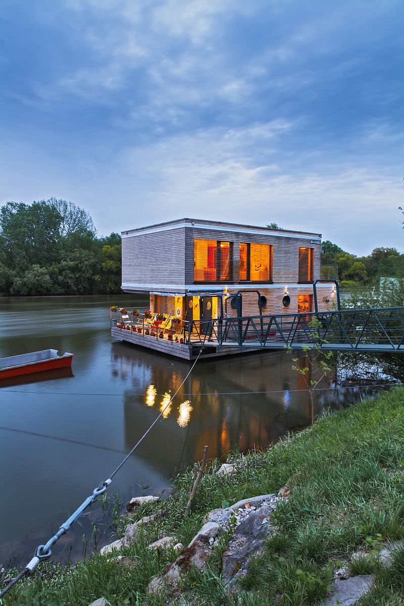 drevostavba-na-vode-houseboat-vecer