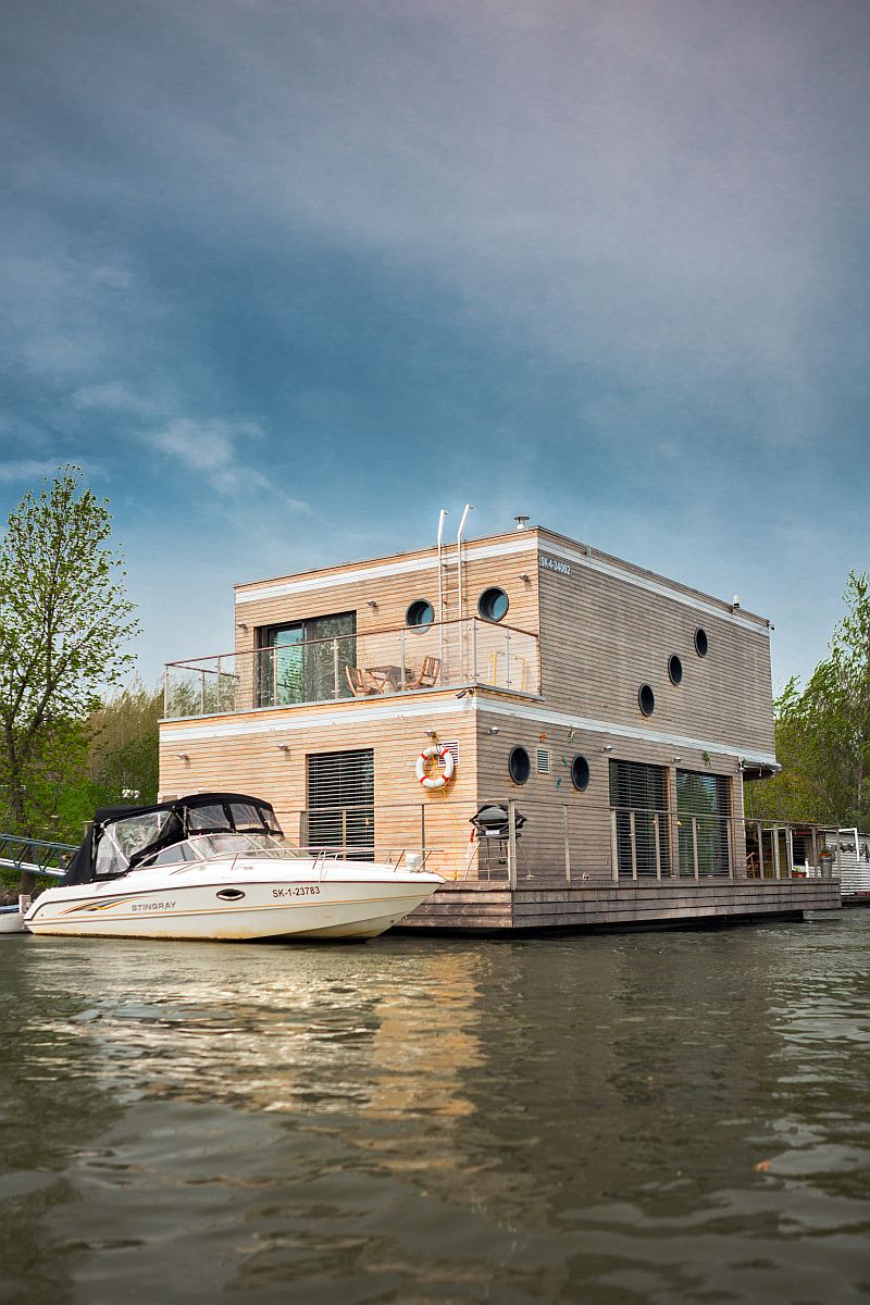 drevostavba-na-vode-houseboat