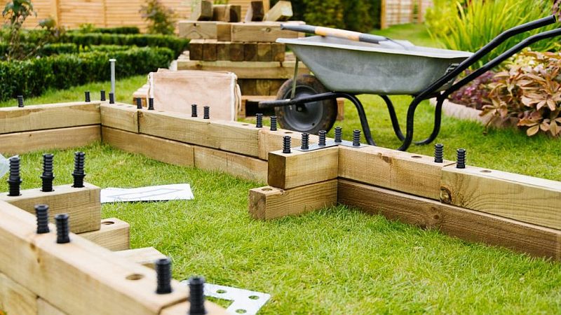 DrevoaStavby.cz Jak založit vyv&yacute;&scaron;en&yacute; z&aacute;hon na zahradě