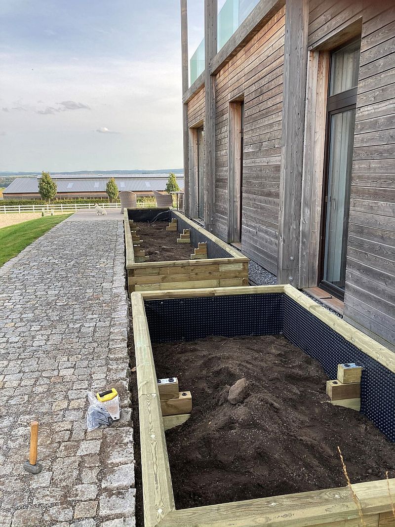 DrevoaStavby.cz Jak založit vyv&yacute;&scaron;en&yacute; z&aacute;hon na zahradě