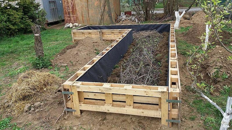 DrevoaStavby.cz Jak založit vyvýšený záhon na zahradě DrevoaStavby.cz Jak založit vyvýšený záhon na zahradě