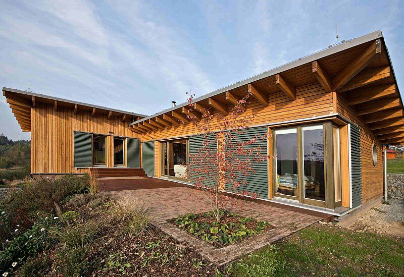 drevostavba-ve-svahu-cely-dum