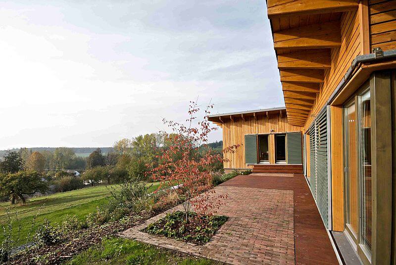 drevostavba-ve-svahu-pohled-na-terasu