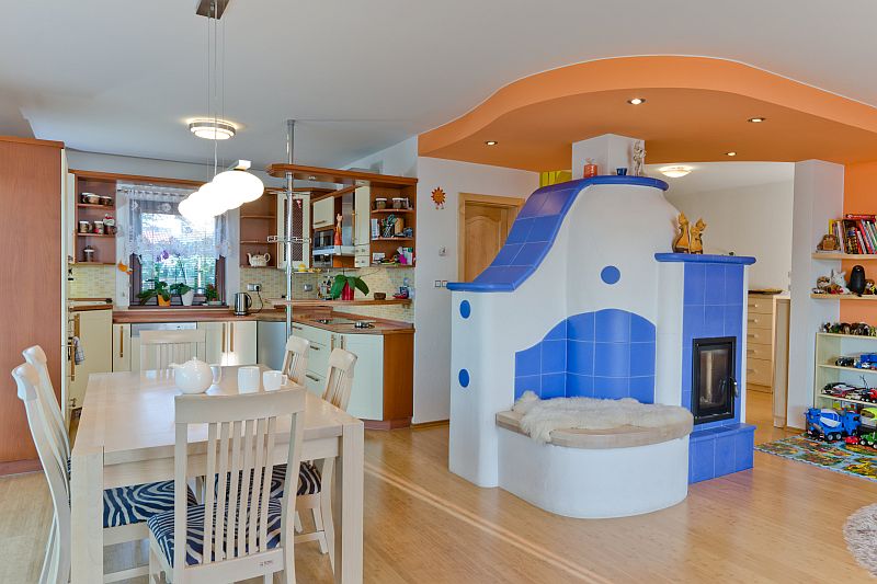 navsteva-drevostavba-ATRIUM-kachlova-kamna