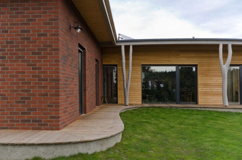 drevostavba-s-lesem-za-zady-cela-terasa