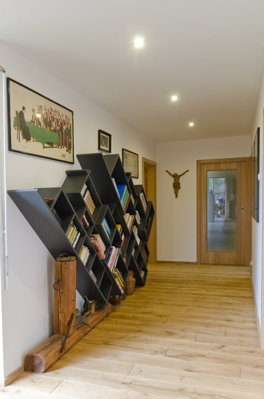 drevostavba-s-lesem-za-zady-knihovna