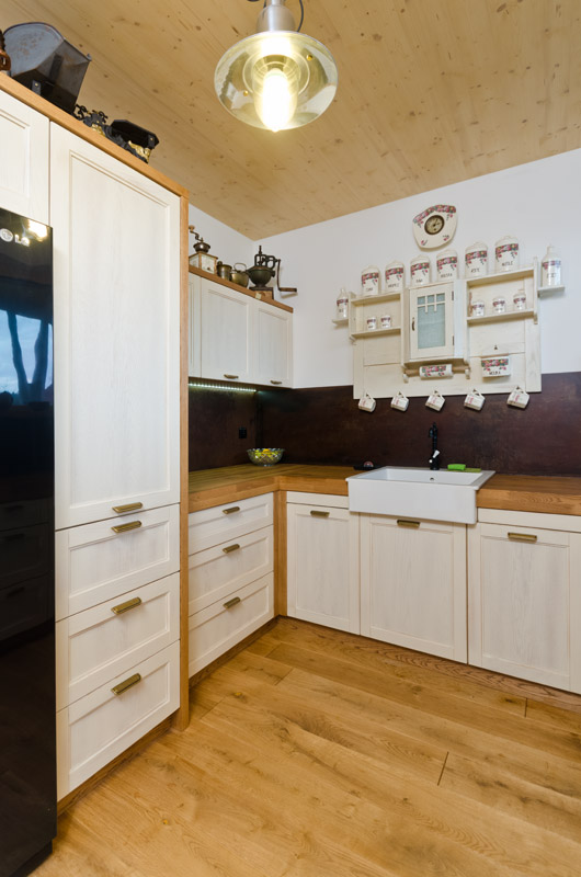 drevostavba-s-lesem-za-zady-kuchyn