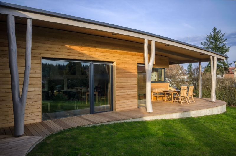 drevostavba-s-lesem-za-zady-terasa