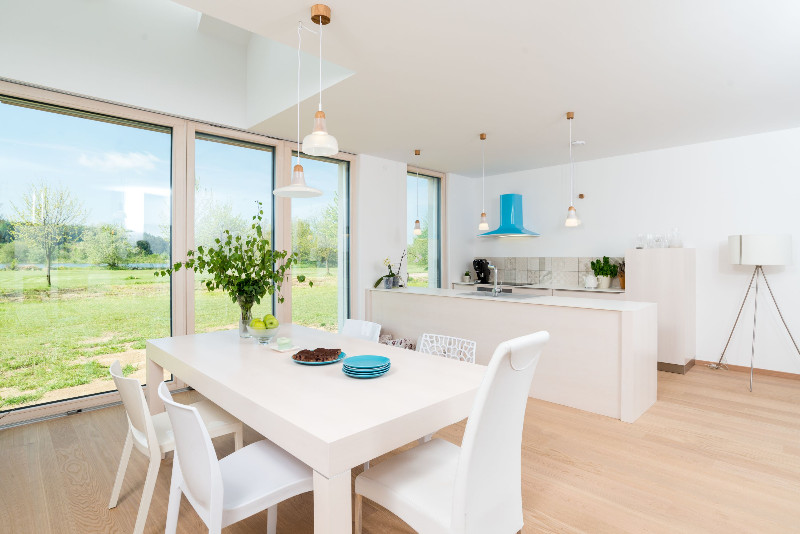 nizkoenergeticka-drevostavba-NATUR-HOUSE-interier-jidelni-stul-s-terasou